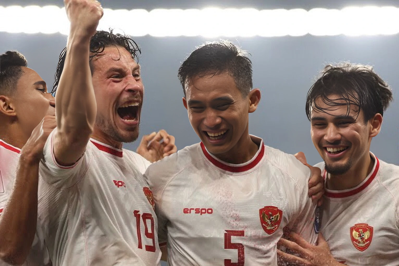 Empat penggawa Timnas Indonesia (urutan dari kiri: Marselino, Thom Haye, Rizki Ridho, dan Nathan Tjoe-A-On merayakan gol Thom Haye setelah membobol gawang Filipina.
